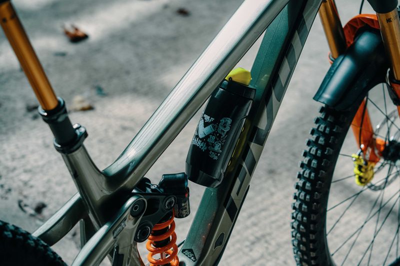 Fidlock TWIST Drikkeflaske 590ml + Sykkelbase 10 ÅRS JUBILEMUSFLASKE
